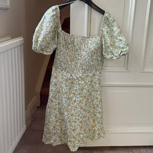 Klänning zara - En klänning från zara,köpt förra året men aldrig använd så prislappen är kvar.  I storlek L men skulle säga att den är mer som en M, nypris 399kr mitt pris 139kr och som sagt aldrig använd. Köpare står för frakt 