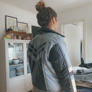 Diesel jacka vintage  - Säljer den här fina jackan från diesel då den tyvärr inte kommer till användning. Den är i bra skick och har inga synliga defekter! Storleken är 12 och passar mig som brukar ha storlek m på jackor! 💕 Frakt tillkommer. 