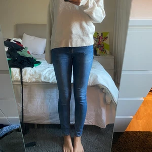Jeans - Jeans från H&M I strl 36. Sparsamt använd. Nypris: 299kr Mitt pris: 80kr Vid en snabb affär kan priset diskuteras 💸 Kan mötas i Tyresö eller skickas. Frakt kan tillkomma! 