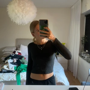 Topp - Topp från Ginatricot  I strl S. Sparsamt använd. Nypris: 199kr Mitt pris: 50kr Vid en snabb affär kan priset diskuteras 💸 Kan mötas i Tyresö eller skickas. Frakt kan tillkomma! 