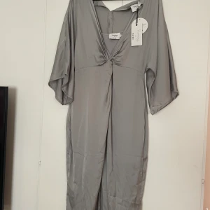 Hanna licious (Friberg) klänning  - Säljer denna klänning gjord av Hanna Friberg pga den inte passar över höfterna. Aldrig använd 