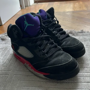 Jordan 5 Retro Top 3 - Shoo! Fick dom av min vän för att dom va för små för han men dom har inte kommut till någon användning. Har ingen låda så därför kommer jag sälja billigt. Köpta på Restocks.net (äkta). Nypris i Strl 42 är 3150kr! Skriv om ni har fler frågor