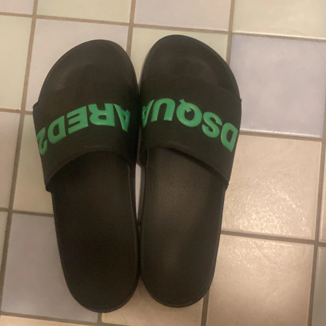 äkta Dsquared2 tofflor strl39 - 90