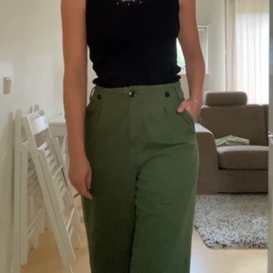 Sköna Gröna höstbyxor  - Snygga och skönt sittande byxor, perfekta till hösten. Blir snygga med såväl sneakers och kängor! Sparsamt använda och i gott skick🙂