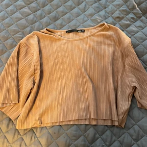 Croppad tröja - Använd en gång men så skön och snygg! Ganska stor i storleken då det är dubbelstorlek! 