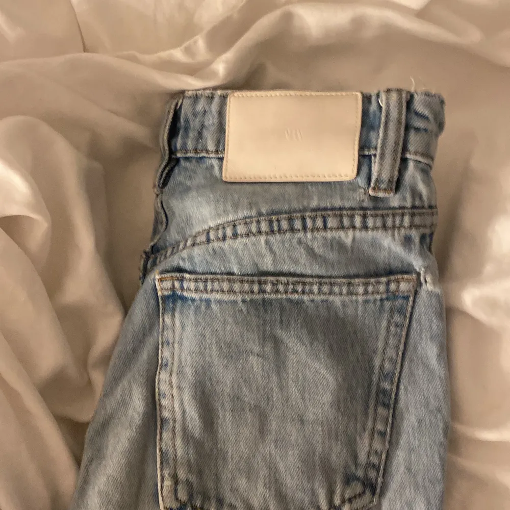Säljer nu mina favorit jeans, dem är ifrån zara och är i fint skick. Dom har haft ett hål men sydde ihop de, köpte för 299 men säljer för 199 och inte inkluderar frakt men skriv för mer bilder och svar💙🌻. Jeans & Byxor.
