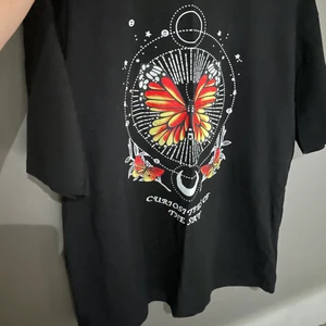 Shein  - En svart oversize T-shirt med tryck. Som ny då dne aldrig heller kommit till användning! Storlek s men som sagt oversize! 