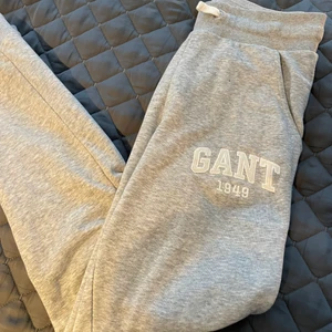 Mjukisbyxor  - Säljer nu mina mnjukisbyxor från gant som är i storlek 158/164 men skulle säga att de passar xs också! Knappt använda🤍