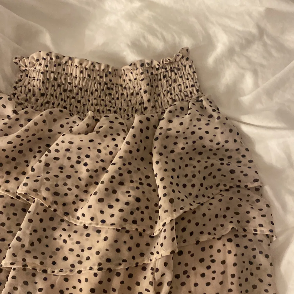 Säljer nu denna jätte fina kjol som är ifrån HM men som jag inte använt - köpte ungefär förra sommaren asså 2021 men jätte fint skick, tvättas såklart innan men inte bästa bilderna så skriv om frågor och bilder 🌻🧡😀. Kjolar.
