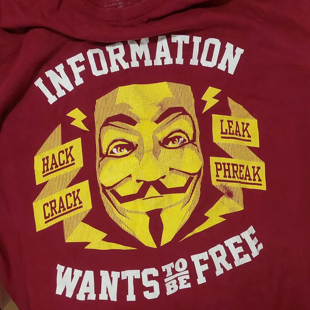 Oversize t shirt med hacker tryck - anonymus. T-shirts.