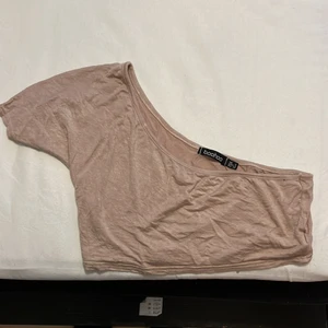 Enarmad crop top strlk 36  - En enarmad croptop från Boohoo, aldrig använd bara legat i garderoben 