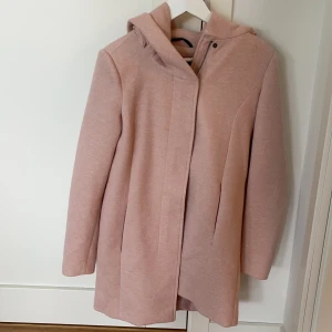 Rosa Kappa - Rosa kappa från vero Moda. Väldigt sparsamt använd 💓 Kan fixa bättre bilder! Storlek XS och passar mig som är 160 