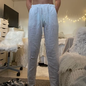 Vita linnebyxor  - Säljer ett par vita linnebyxor i storlek S. Jag är 169 cm lång. Går att mötas upp eller fraktas💕💕
