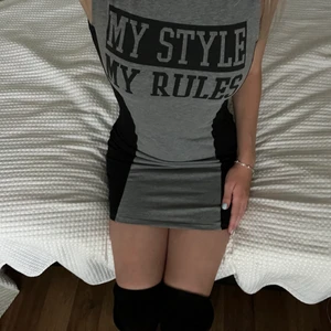 Klänning  - Säljer denna coola klänning i storlek S. Knappt använd och i väldigt fint skick.   Skriv gärna för fler bilder!🌸