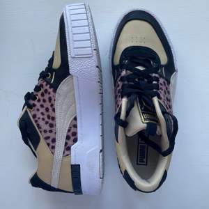 Superfina unika puma skor, perfekt till hösten! 🍁🐯 De har både läder, mocka och leopardmönster. Köpte dessa för ungefär 2 år sedan, använda 2 gånger. Skickar fler bilder vid förfrågan. ✨ Frakt ingår ej. 