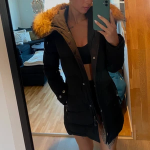 Hollies Subway jacka - Använd 1 vinter. Som nyskick, inga defekter.  Storlek 32 men sitter som en 34/36. Har aldrig storlek 32 i kläder men denna jacka är alltså ovanligt stor i storleken. Jag är 168 cm lång & smal byggd. FRAKTAR EJ.