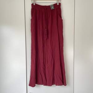 Helt ny vinröd ankellång kjol från Primark säljes pga att den ej kommit till användning.  Hör av er vid frågor :)