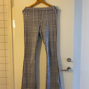 Svart/vit mönstrade byxor - Byxor i stretchigt material med flare. Strl M. Från Topshop