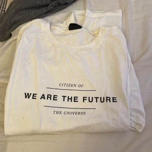 T-shirt, Gina tricot  - En vit T-shirt fråg Gina trico aldrig använd då det var för liten. 