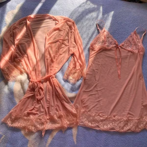 Loungewear OANVÄNT! - Säljer pga spetsen som ska täcka brösten är alldeles för liten för att täcka mina meloner 😂  Storlek S