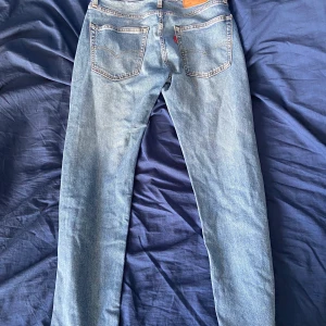 Jeans Levis  - Ett par Levis jeans. Modell 502 storlek W 30 L 32.  Bra skick på dem säljer pga för små.  Köpa för 1200 säljer för 650. Står ej för uppmötning 
