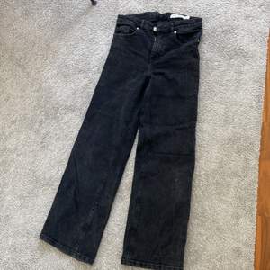 Säljer skit snygga jeans från carin Wester för att det är för små 🤍 dem är i storlek 36 men sitter som 32!! Ny pris 600 och typ aldrig använt, Max 2 ggr! Mörk gråa