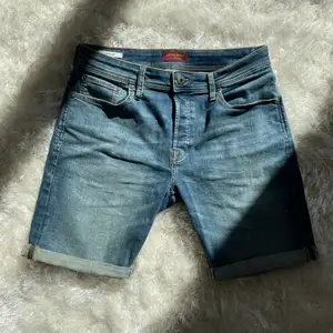 Ett par jeansshorts från Jack & Jones i storlek S / regular. Plagget är i toppskick med endast en liten fläck som inte syns i ljus.