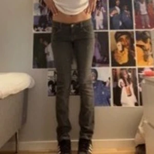 Low waisted jeans - Skit dåliga bilder pgr av skickat från en annan mobil pgr av min kamera är trasig!! Be om för tydliga bilder! Det är kronor med rhinstones på fickorna! 