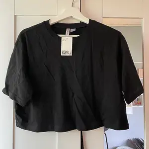 Oanvänd svart croppad t-shirt från hm i storlek s, säljer för 50kr plus frakt 