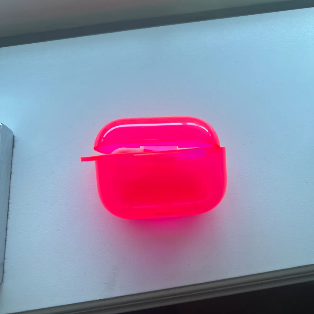 Snyggt neon airpodsskal som är gratis men frakten får ni stå själva för.. Accessoarer.