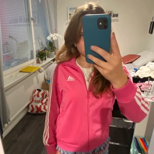 Adidas hoodie  - Adidas hoodie, köpt på en second hand. Är i bra skick.  Pris: 100kr (Priset kan diskuteras) 💗💗