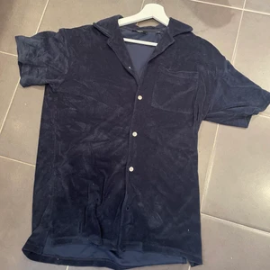 Krag tröja  - Säljer denna handduks krag tröja ifrån Jack and Jones för att den är för stor tyvär. Storlek är small men sitter mer som large eller medium. Nypris 500kr säljer för 350kr