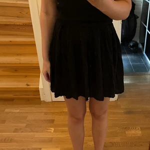 Kjol - Svart jätteskön kjol! Svårt att visa materialet och fallet men kan skicka fler bilder om någon vill ha det. Från Gina storlek 38