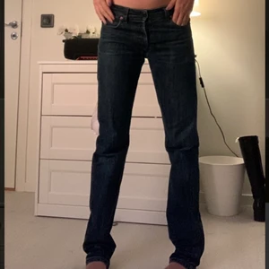 Lågmidjade Jeans  - Säljer dessa skitsnygga lågmidjade jeansen. De har slitningar längst ner på jeansen som jag kan skicka bild på om man skriver privat💕