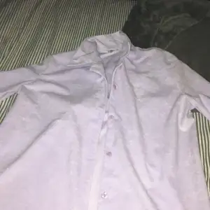 Säljer denna as häftiga ljus lila skjortan, säljer den pga inte min stil längre. Köparen står för frakt, tvättas såklart innan den säljs. Inga tecken på andvändning ( den är gammal ) 