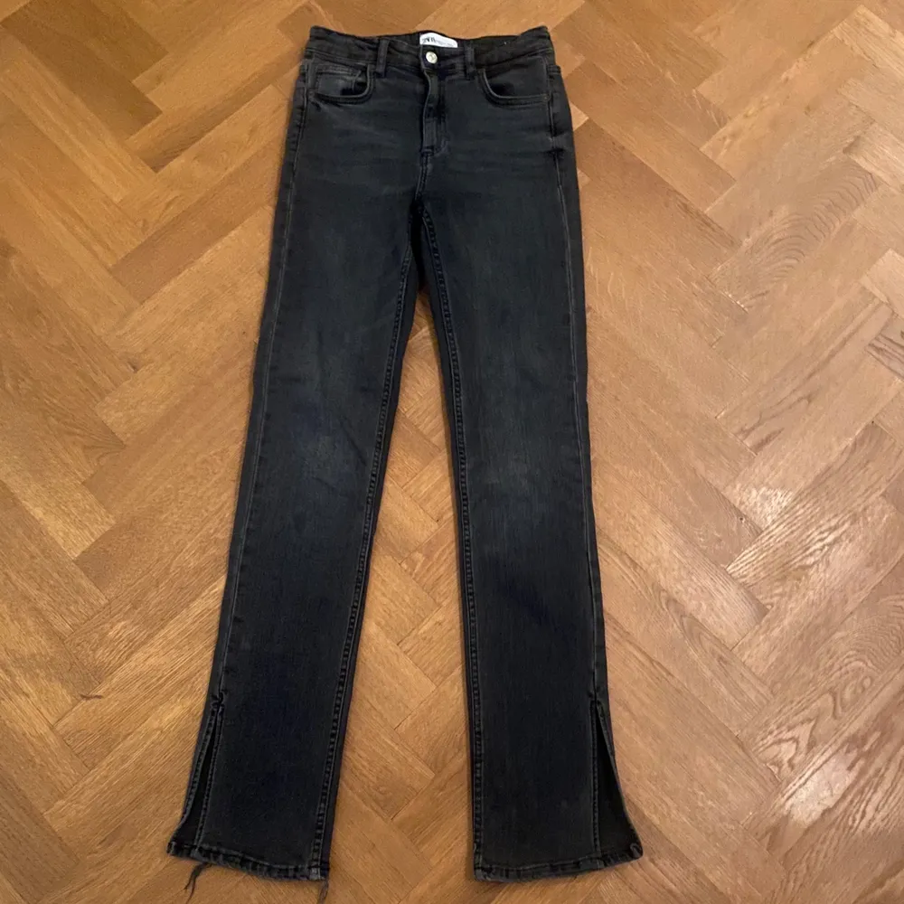Snygga Zara jeans använda fåtal gånger, tyvärr för långa för mig som är 168 cm lång. 🥰. Jeans & Byxor.