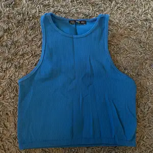 Simpelt, blått, tight linne från Chiquelle. Använd flera gånger men eftersom den är rätt tights så använder jag den ej. Storlek M. 40 kr + 29 kr frakt