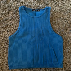 Blått linne - Simpelt, blått, tight linne från Chiquelle. Använd flera gånger men eftersom den är rätt tights så använder jag den ej. Storlek M. 40 kr + 29 kr frakt