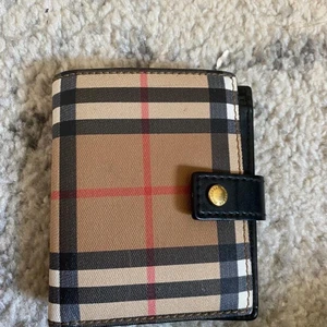Plånbok  - Äkta burberry plånbok knappen utifrån stängs inte det går inte att trycka ner den