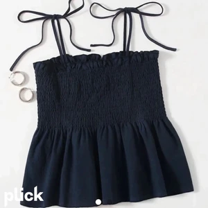 Shein topp - Den här toppen ifrån shein i strl xs 💗 nästan aldrig sndvänd och säljer för att den inte riktigt är min stil längre 💗