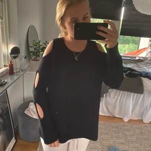 Svart cool tröja! - Säljer denna coola tröja❤️‍🩹så skön!
