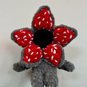 Virkad demogorgon - Egengjord, virkad demogorgon från serien Stranger Things, i nyskick. Garnet är 100% polyester. Den är ca 23 cm hög. Den kostar 150kr totalt med frakt.