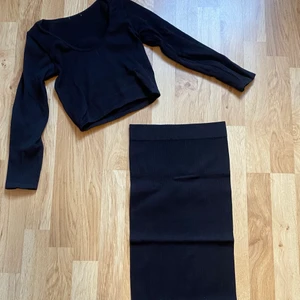 Set - Snyggt svart set bestående av en långärmad tröja med matchande kjol. Aldrig använt varken tröjan eller kjolen 😍