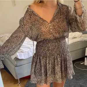 Leopard klänning - Funderar på att sälja denna fina klänning då den inte kommer till användning men bara vid ett bra pris❤️ funkar i både xs, s och m då den är stretchig. Köp direkt för 250kr eller buda från 180kr