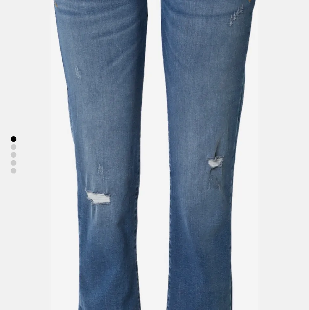 Helt nya jättesnygga LTB jeans low waist bootcut i storlek 25/30. Sitter superbra på mig som är ca 160 men lite för korta tycker jag ,går till över knölen men vill helst ha löngre ! Hör av er vid frågor 💕. Jeans & Byxor.