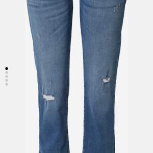 Helt nya jättesnygga LTB jeans low waist bootcut i storlek 25/30. Sitter superbra på mig som är ca 160 men lite för korta tycker jag ,går till över knölen men vill helst ha löngre ! Hör av er vid frågor 💕