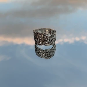 Ring med blommor och vågor - Ring som jag tillverkat med fina detaljer av blommor och vågor. Rostar inte i vatten eller missfärgas! Kan mötas upp i sthlm eller fraktas mot kostnad✨