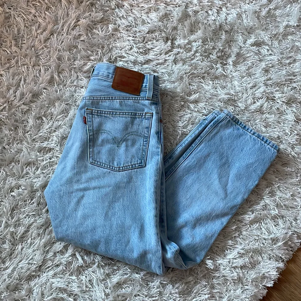 Säljer nu mina nästan helt nya Levis 501 använda ungefär 5 ggr! Skicket är som nytt, storleken är W25 L26! Dom har tyvärr blivit alldeles för små🥺. Jeans & Byxor.