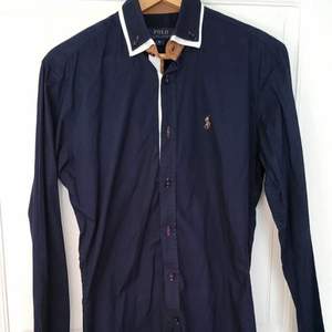 Vintage skick! Väldigt snygg Ralph Lauren skjorta, säljer för väldigt bra pris då den inte passar min stil längre. 