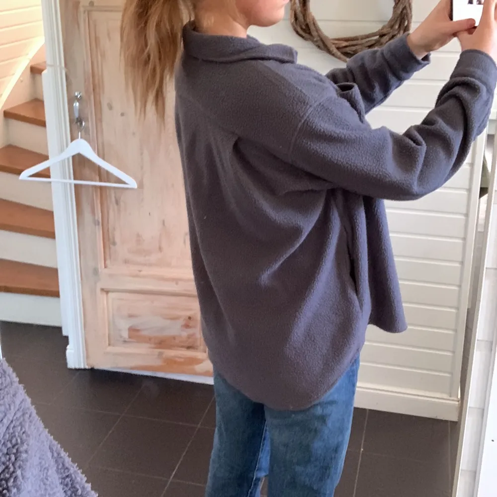 Varm Skjortjacka Köpt på weekday, perfekt till hösten. Sitter ocersized.🧥Använd men inga skador ser ut som när jag köpte den 😁💗💃🏼 (Köpt för 600)   . Jackor.